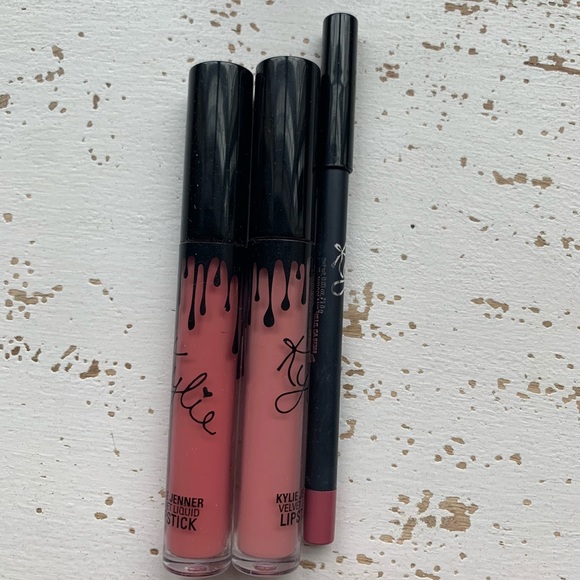 Kylie bundle 2 Lipsticks/ 1 liner. Please read